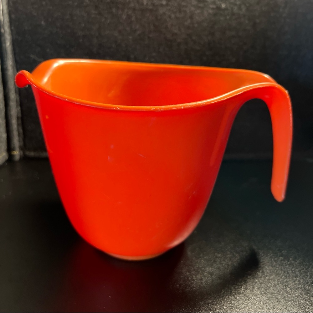 Vtg Rubbermaid 1.5 Quart 6 Cup Orange Grip N Mix Batter Bowl Measuring Cup 2661